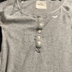 A gray pullover shirt girls